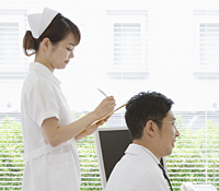 歯科で歯みがきの指導を受ける